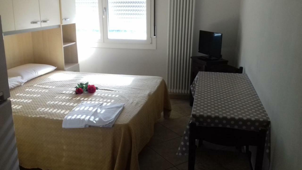 Villa Glori Affitto Camere Monolocali Carpi Buitenkant foto